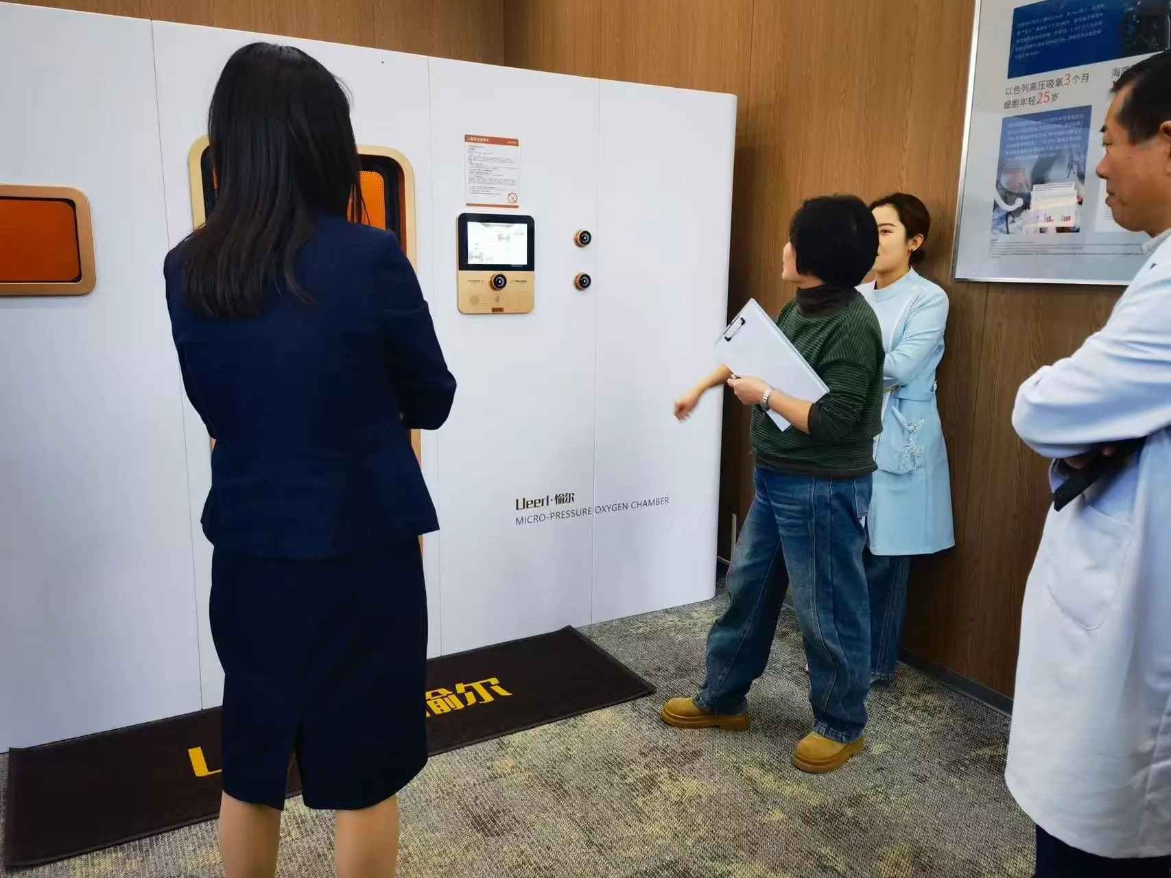 Clinic staff using Ueerl hyperbaric chamber intelligent controls