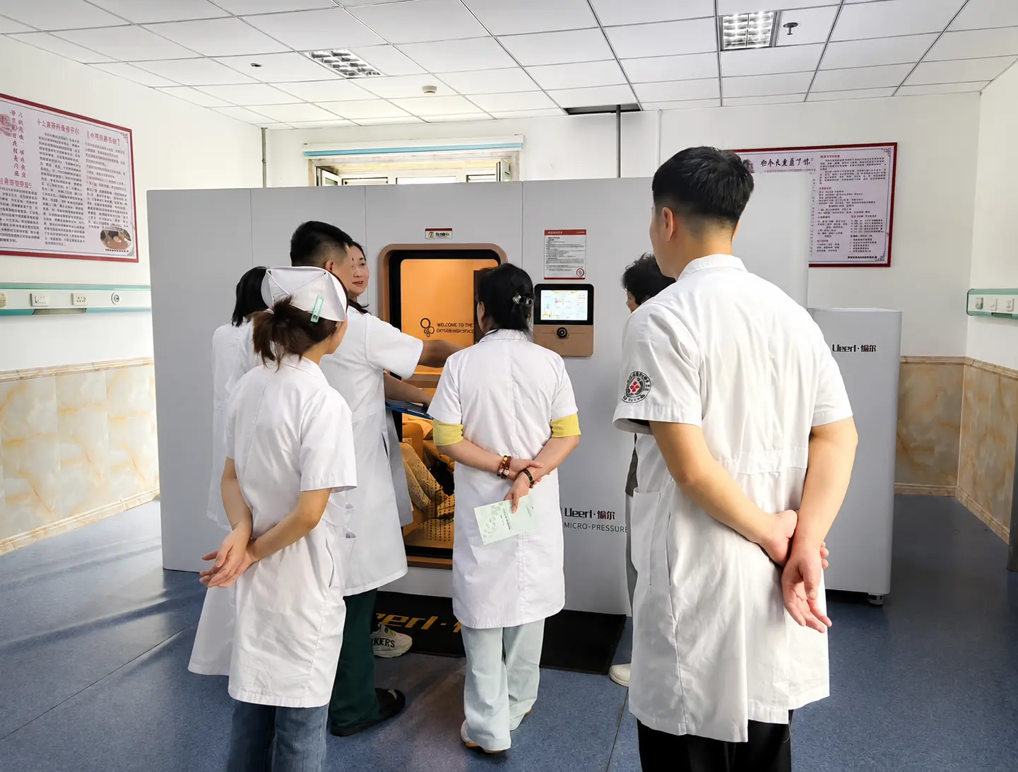 Ueerl hyperbaric oxygen chamber in a modern private clinic