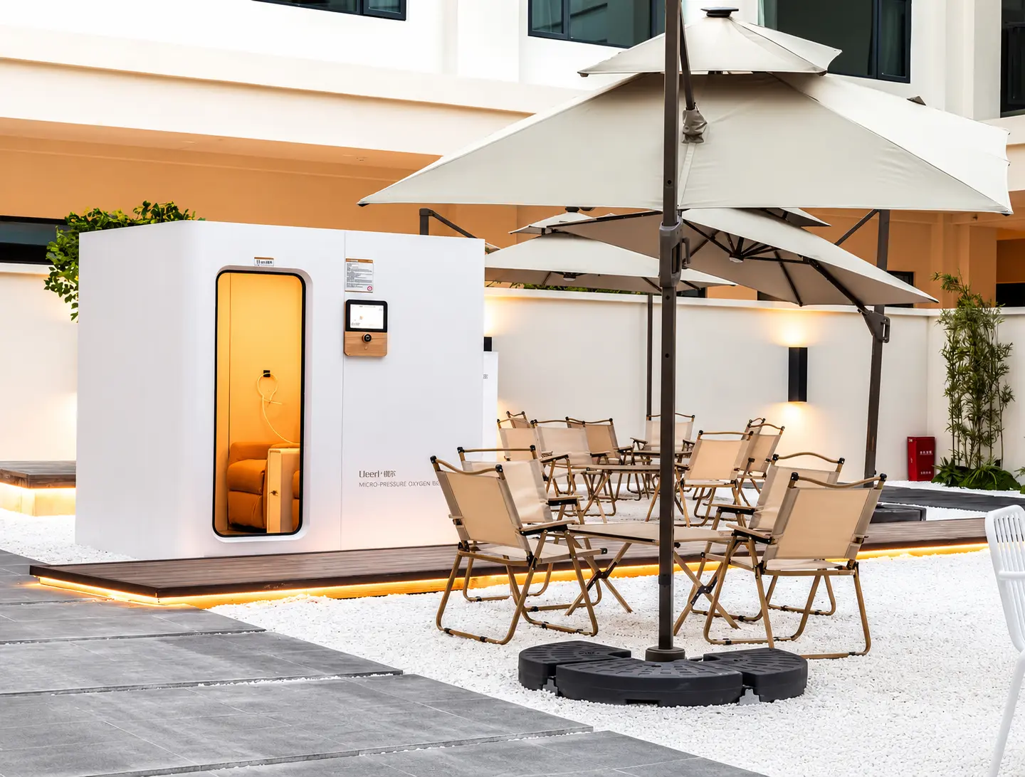 Ueerl hyperbaric oxygen chamber in a hotel and resort wellness area