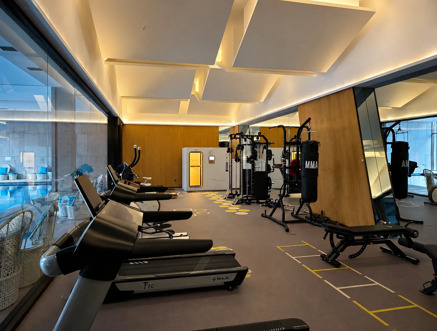 Ueerl hyperbaric oxygen chamber in a gym and fitness wellness space