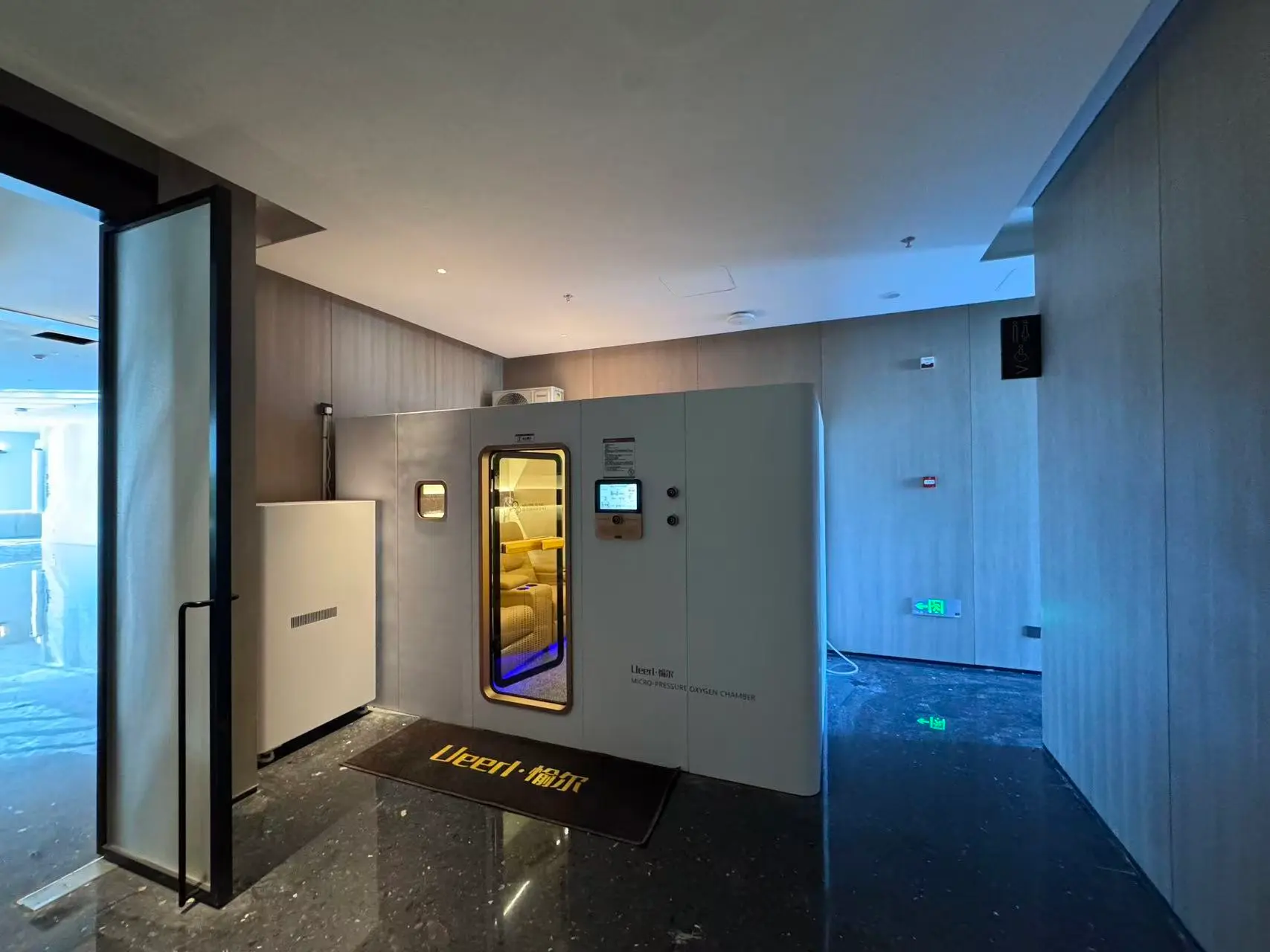 Ueerl room-style hyperbaric oxygen chamber for recovery after demanding days