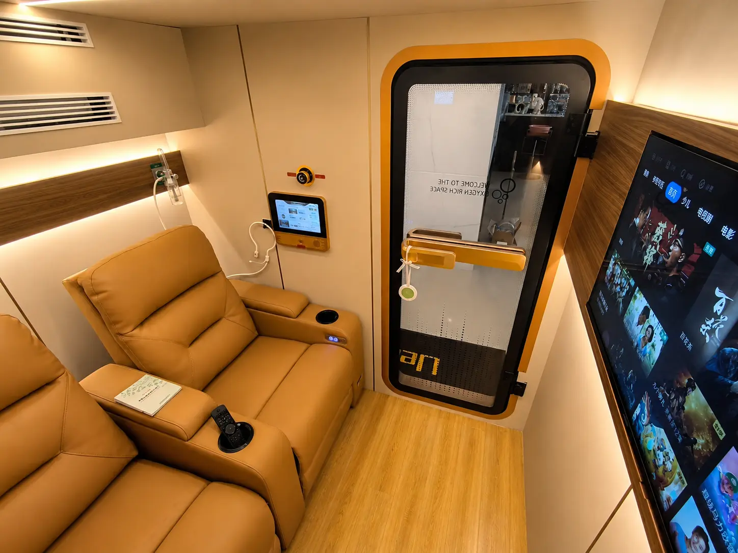 Ueerl room-style hyperbaric oxygen chamber in a comfortable post-procedure recovery environment
